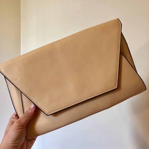 Zara Handbags - ✨📚BEAUTIFUL Cream-Colored Clutch Zara Trafaluc📖✨